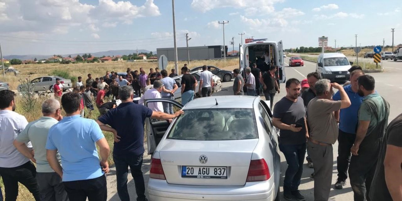 Otomobillerin kavşakta çarpıştığı kazada 3 kişi yaralandı