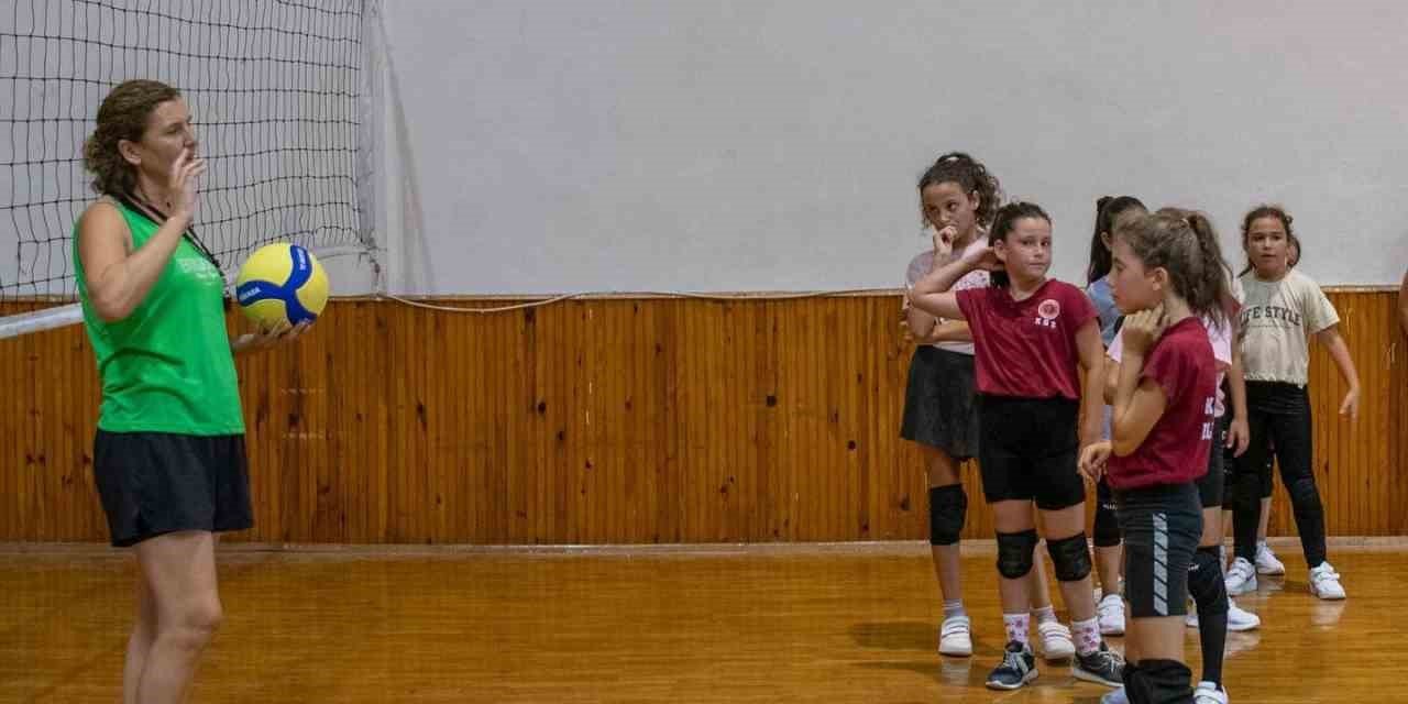 Kuşadalı çocuklar tatillerini yaz spor okulları ile değerlendiriyor