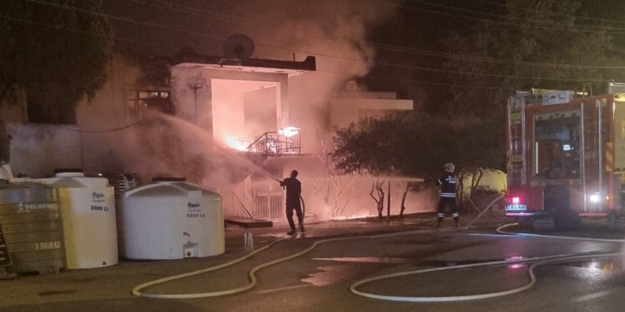 İki katlı bina, alevlere teslim oldu