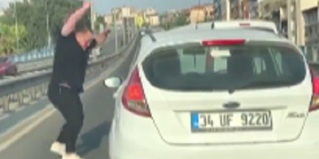 Yol kesip kadın sürücünün aynasını kırdı