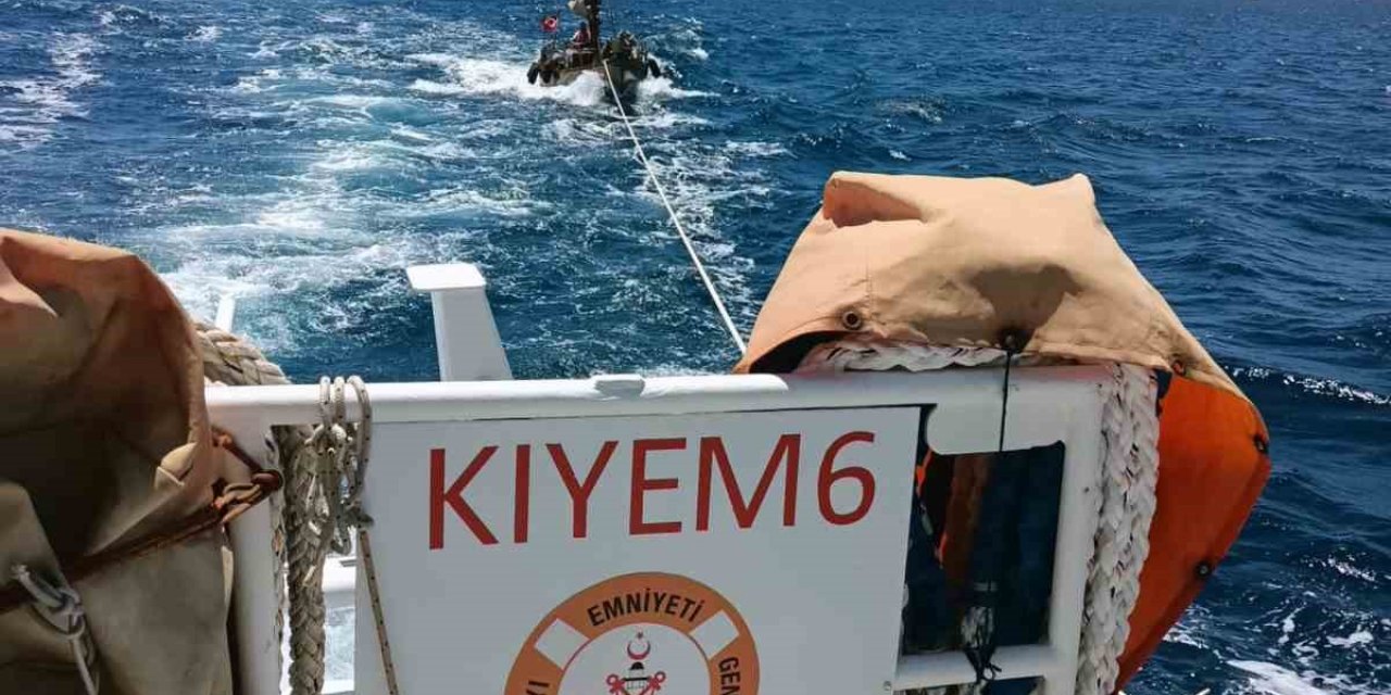 Bodrum’da arızalanan tekneyi Kıyı Emniyet ekipleri kurtardı