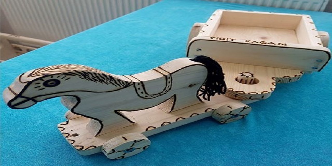 Atık tahtalardan yaptığı oyuncaklarla ‘Sanatçı’ kimliğine kavuştu