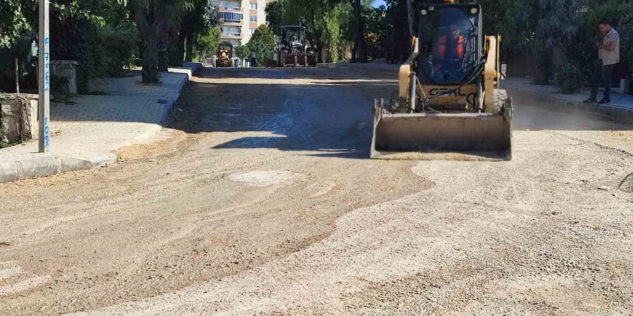 Kuşadası Belediyesi, yolları yeniliyor