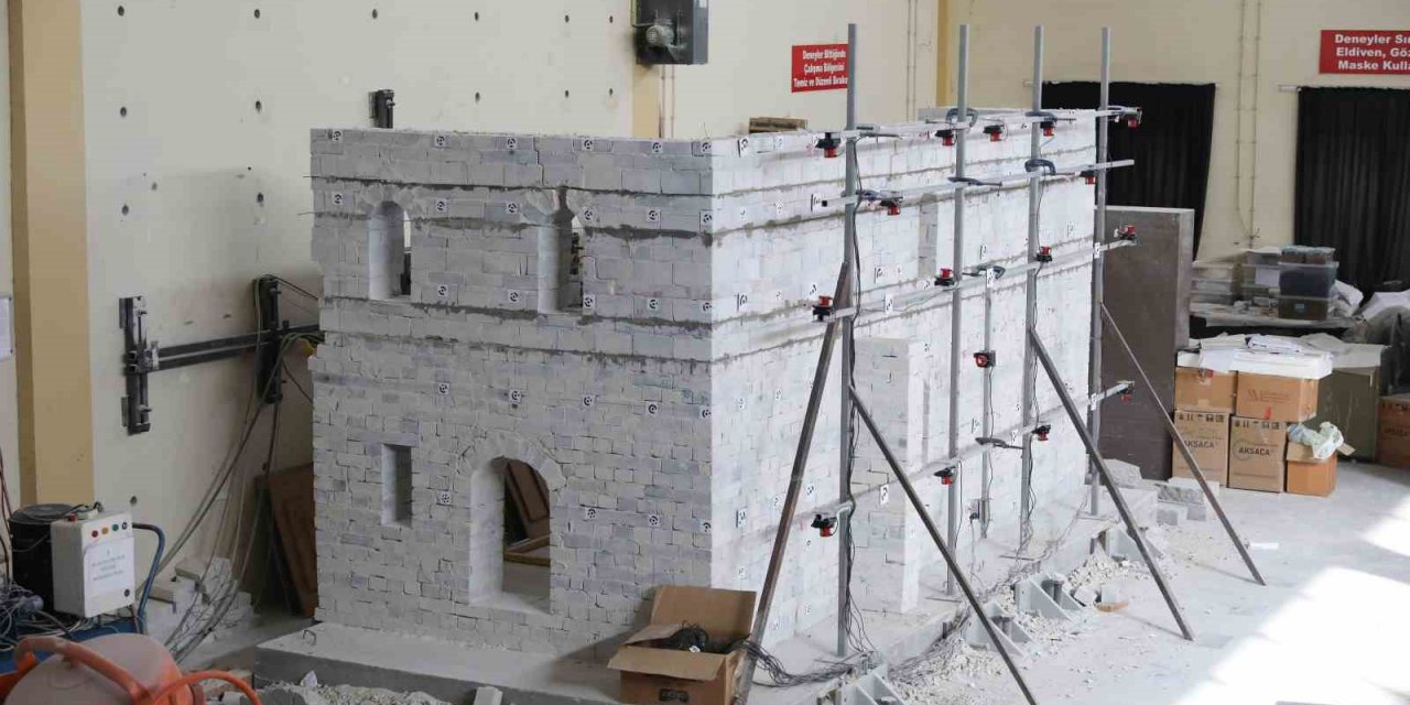Riskli binalar, DEÜ’nün yapı malzemesi laboratuvarında tespit ediliyor