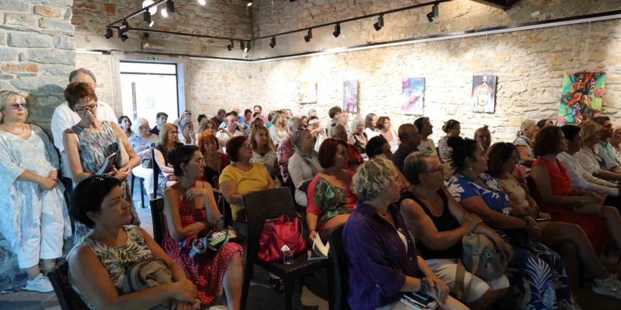 Hacer Foggo “Askıda Hayatlar” kitap imza günü