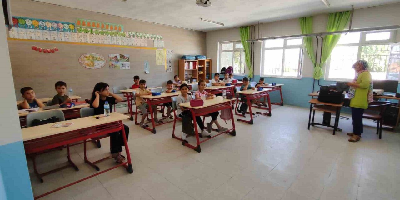 Sarıgöl’de destekleyici yaz kursları açıldı