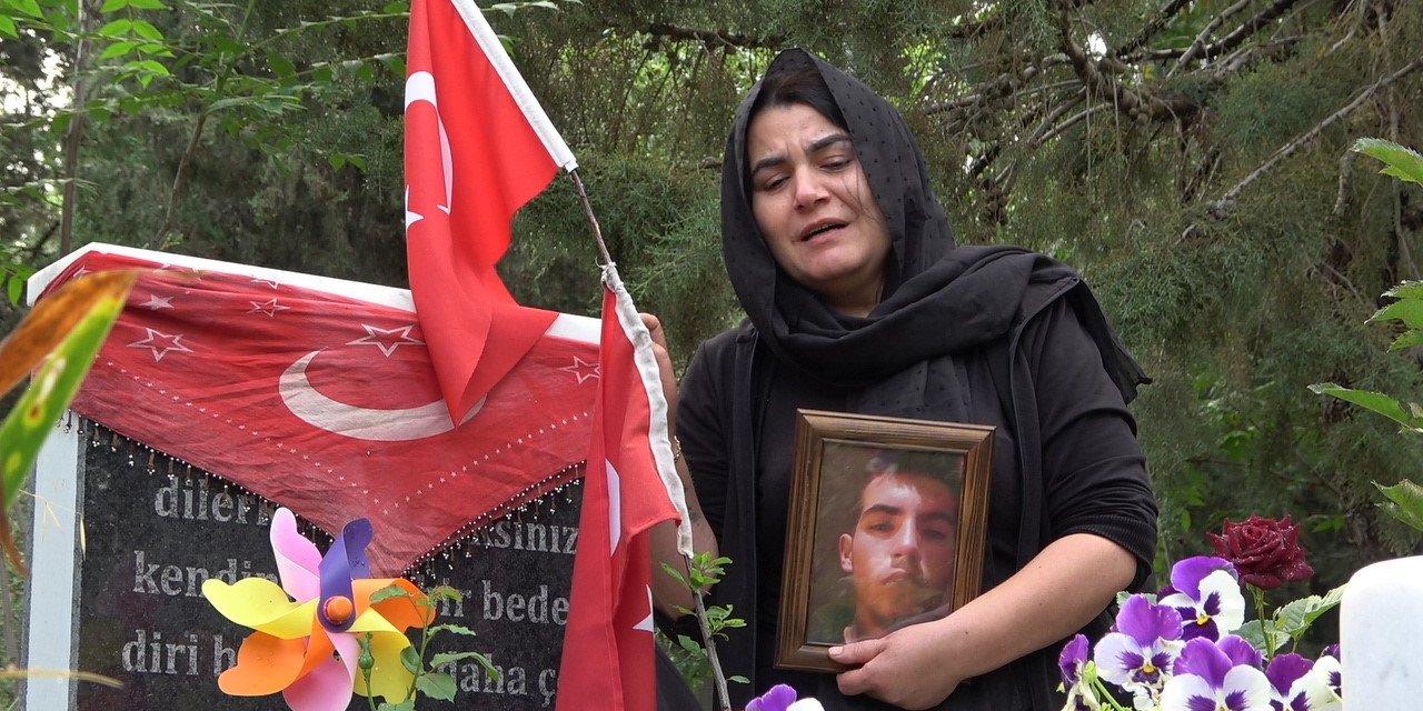 Cesedi yakılarak kuyuya atılan evladının mezarı başında gözyaşı döktü