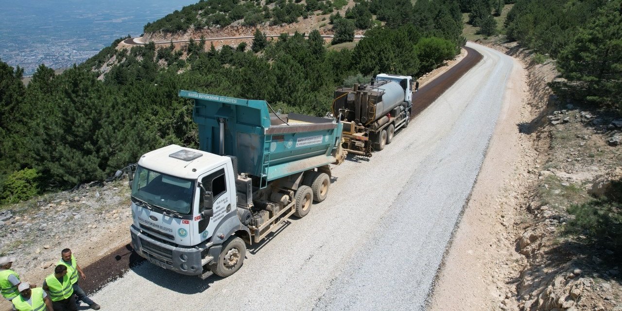 Spil Dağı yolunda sathi kaplama çalışması başladı