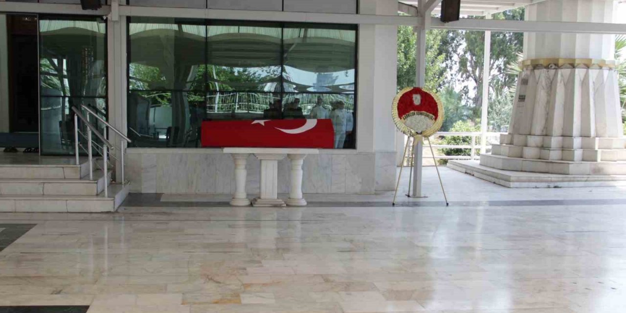 Kimsesiz Kıbrıs gazisini son yolculuğuna askerler uğurladı