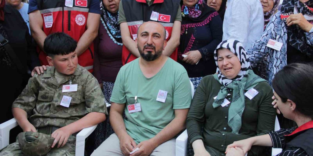 Kardeşi, şehit ağabeyini üniformasıyla uğurladı