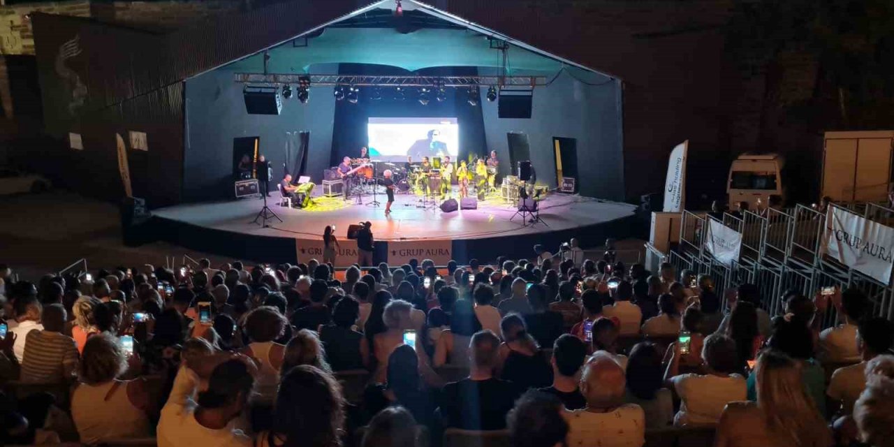 Depremzede çocuklar için söylediler