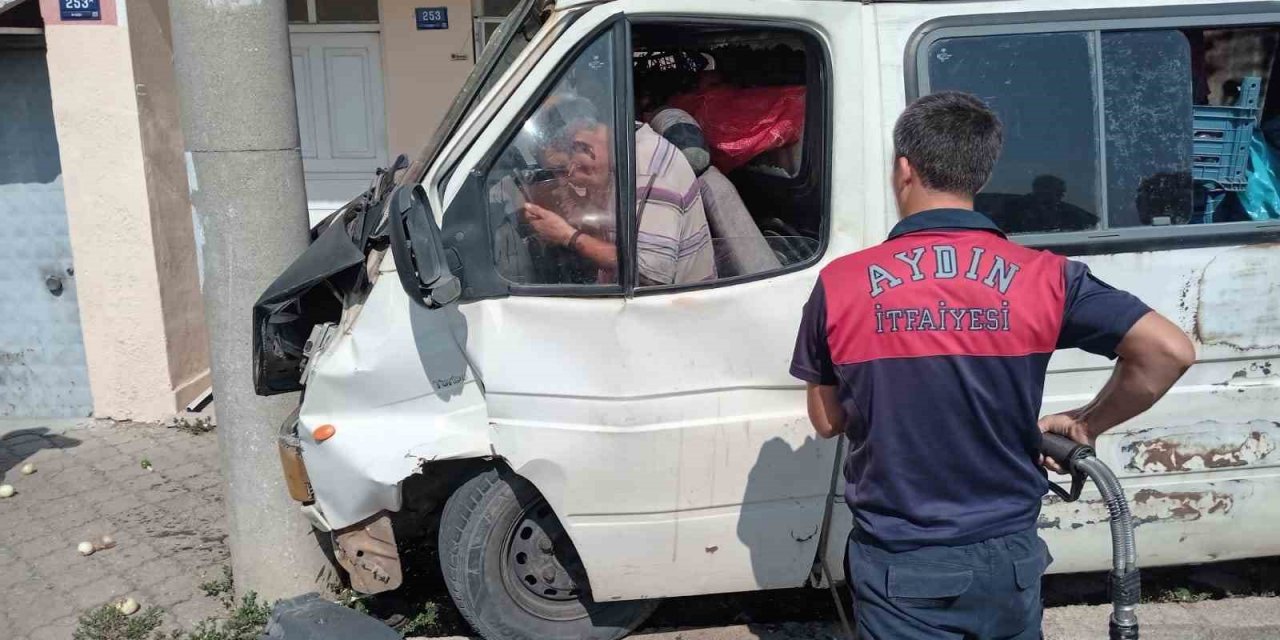 Minibüs aydınlatma direğine çarptı: 1 yaralı