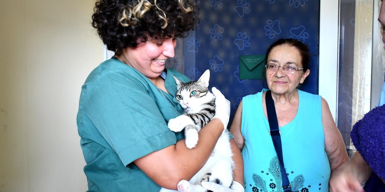 Kuşadası Belediyesi sahipsiz can dostlara kucak açmaya devam ediyor