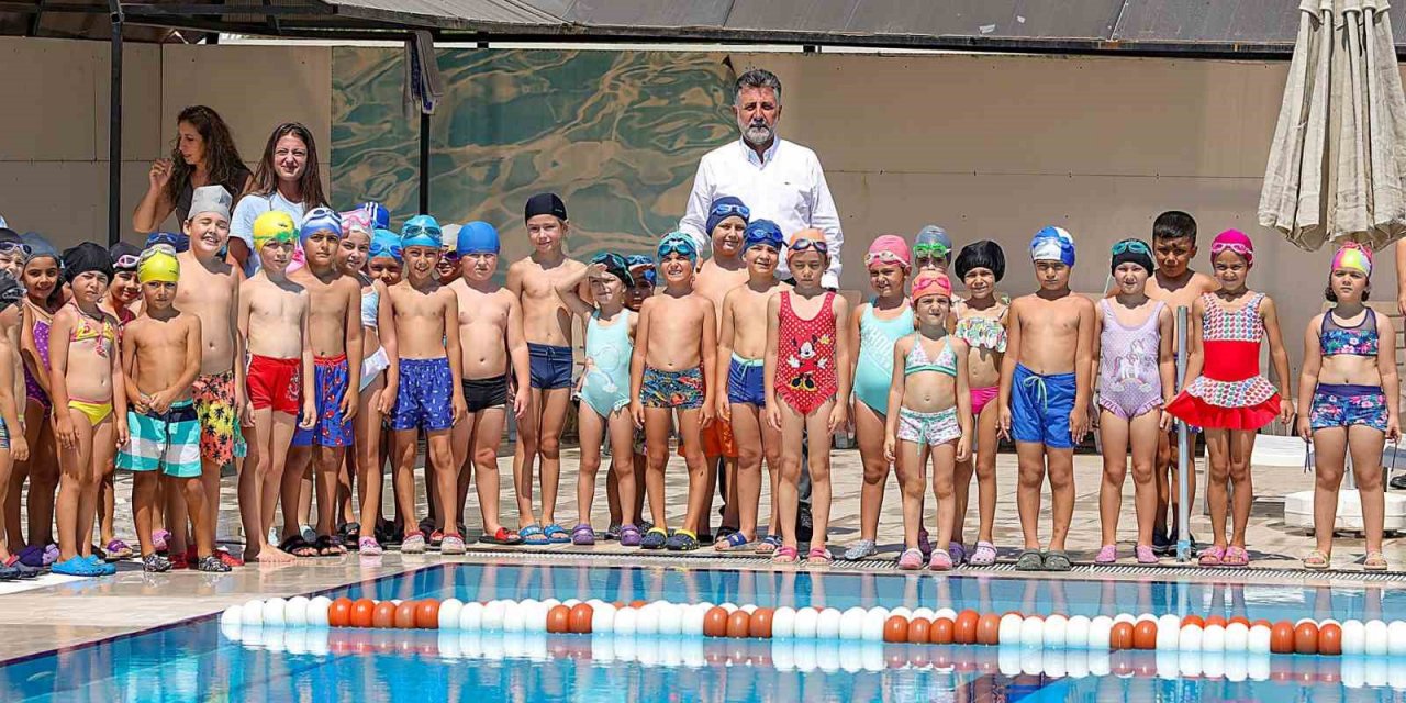 Bayraklı Belediyesinin yüzme havuzuna yoğun ilgi