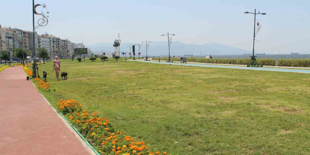 İzmir 41 dereceyi gördü, meydanlar boş kaldı