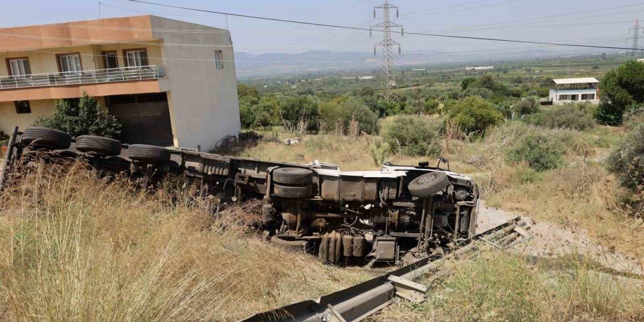 Freni boşalan park halindeki tır devrildi