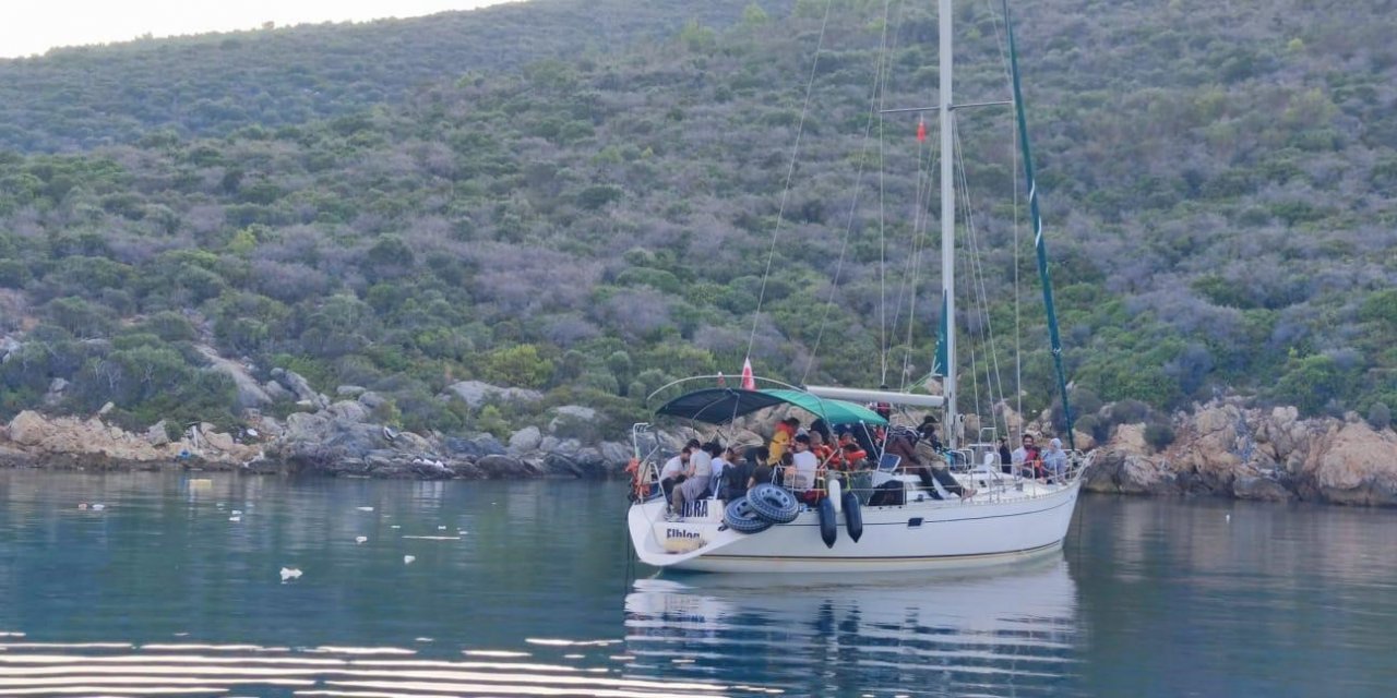 Yelkenli teknede 69 göçmen yakalandı