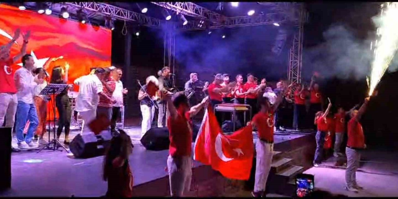 15 Temmuz’u yerli ve yabancı turistlerle kutladılar