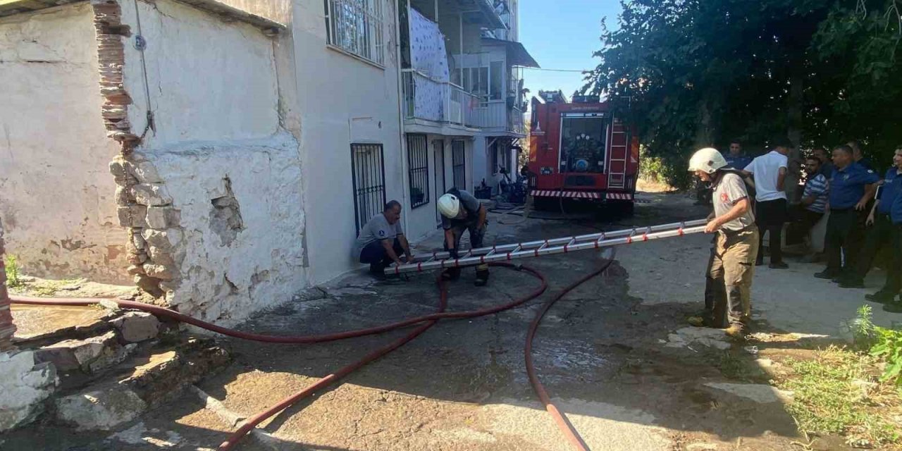 Makilik alanda çıkan yangın eve sıçradı