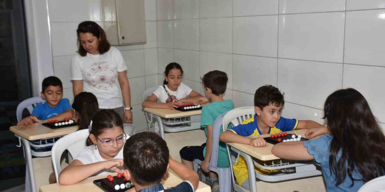 Şehzadelerin çocukları zeka ve akıl oyunları öğreniyor