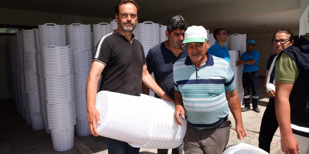 Büyükşehir’den Salihlili üreticilere 6 bin sepet desteği