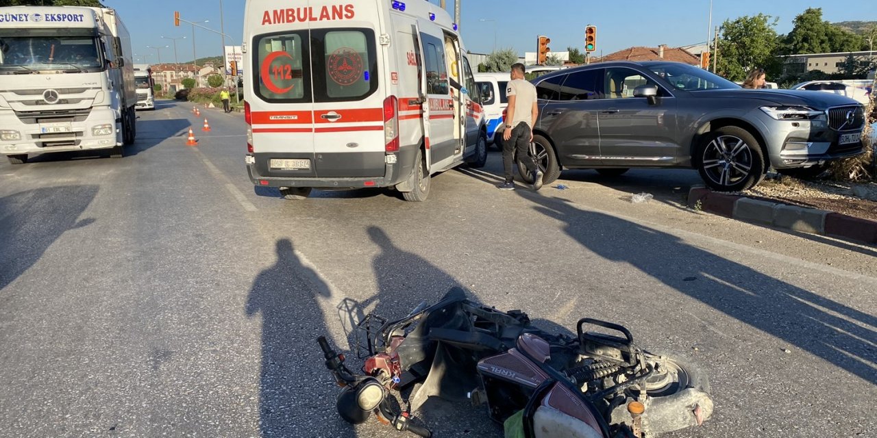 Lüks otomobilin çarptığı elektrikli bisikletteki çocuk ağır yaralandı