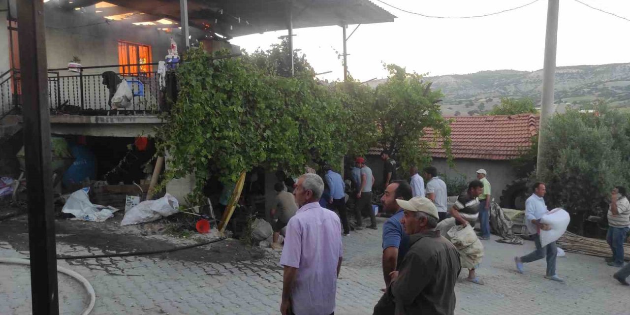 Evde çıkan yangında mahalleli eşyaları yanmaktan kurtardı