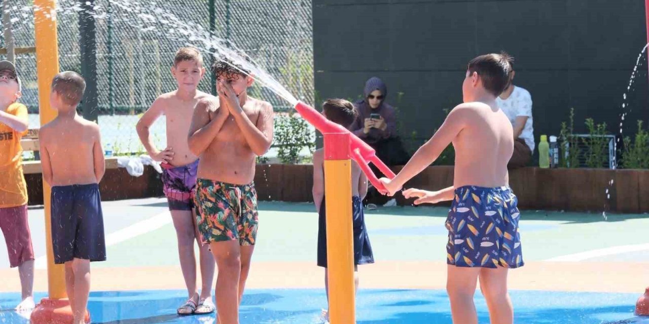 Aydınlı çocuklar sıcaklarda büyükşehrin havuzunda serinliyor