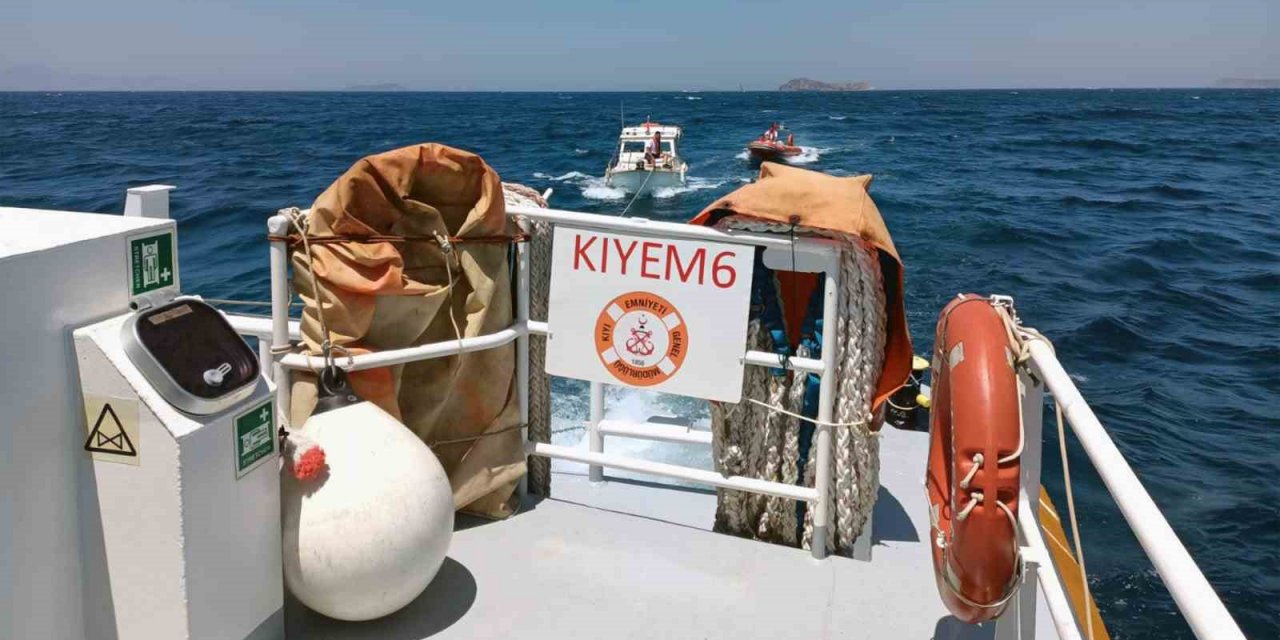 Makine arızası yapan tekneyi KIYEM ekipleri kurtardı