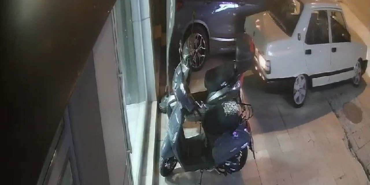 Park halindeki motosikletlere çarpıp arkasına bakmadan kaçtı