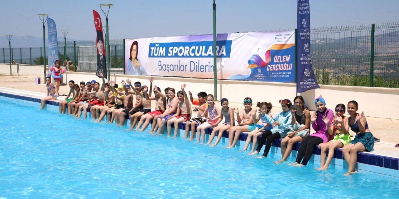 Aydın Büyükşehir Belediyesi’nden Karacasulu çocuklara karne hediyesi