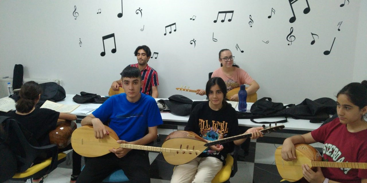 Şehzadeler Belediyesinin ücretsiz bağlama kurslarına yoğun ilgi