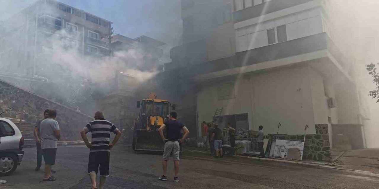 İzmir’de inşaat malzemeleri deposunda yangın