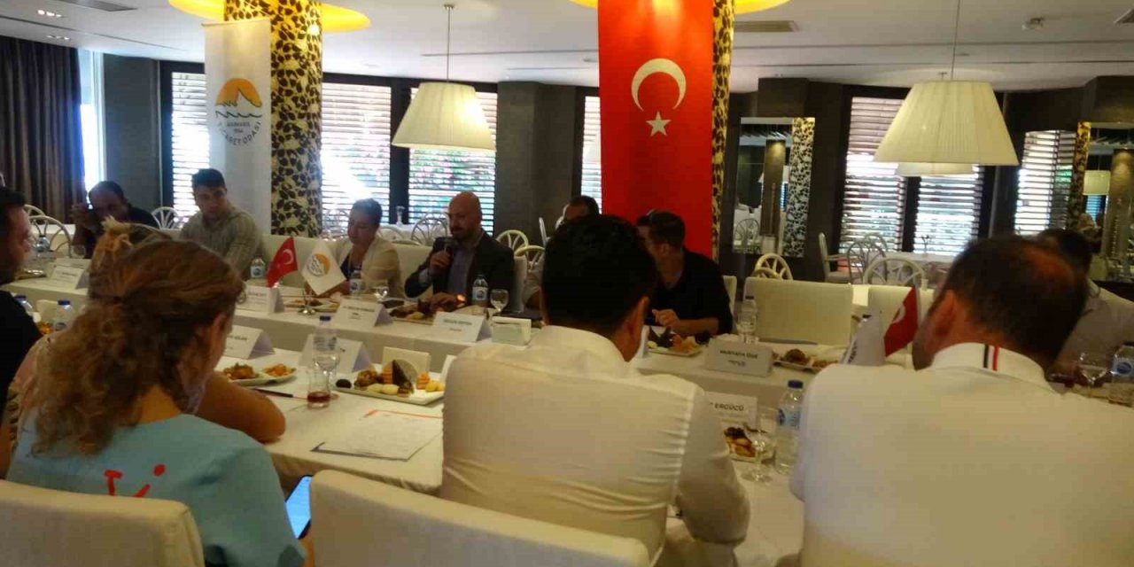 Marmaris Ticaret Odası ev sahipliğinde turistlerden gelen şikayetler ile ilgili toplantı yapıldı