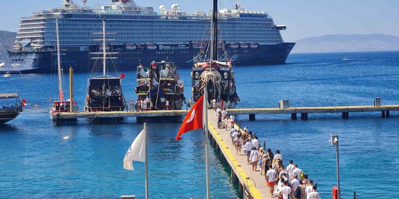 "Mein Schiff 5" yeniden Bodrum’da