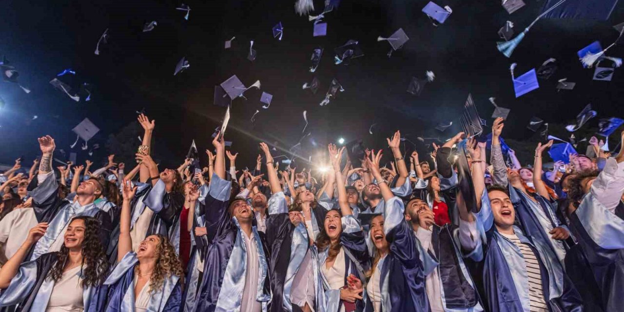 Mezuniyet heyecanıyla yeni hayatlarına uğurlandılar