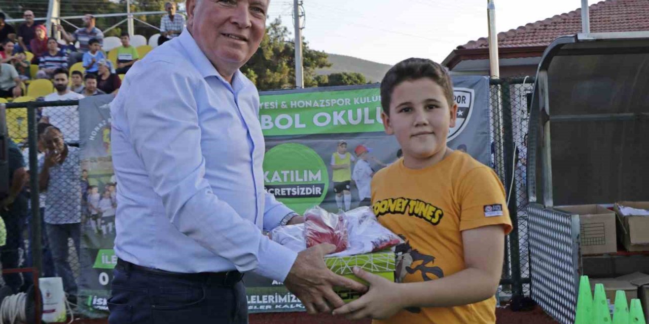 Honaz’da yaz futbol okulu açıldı