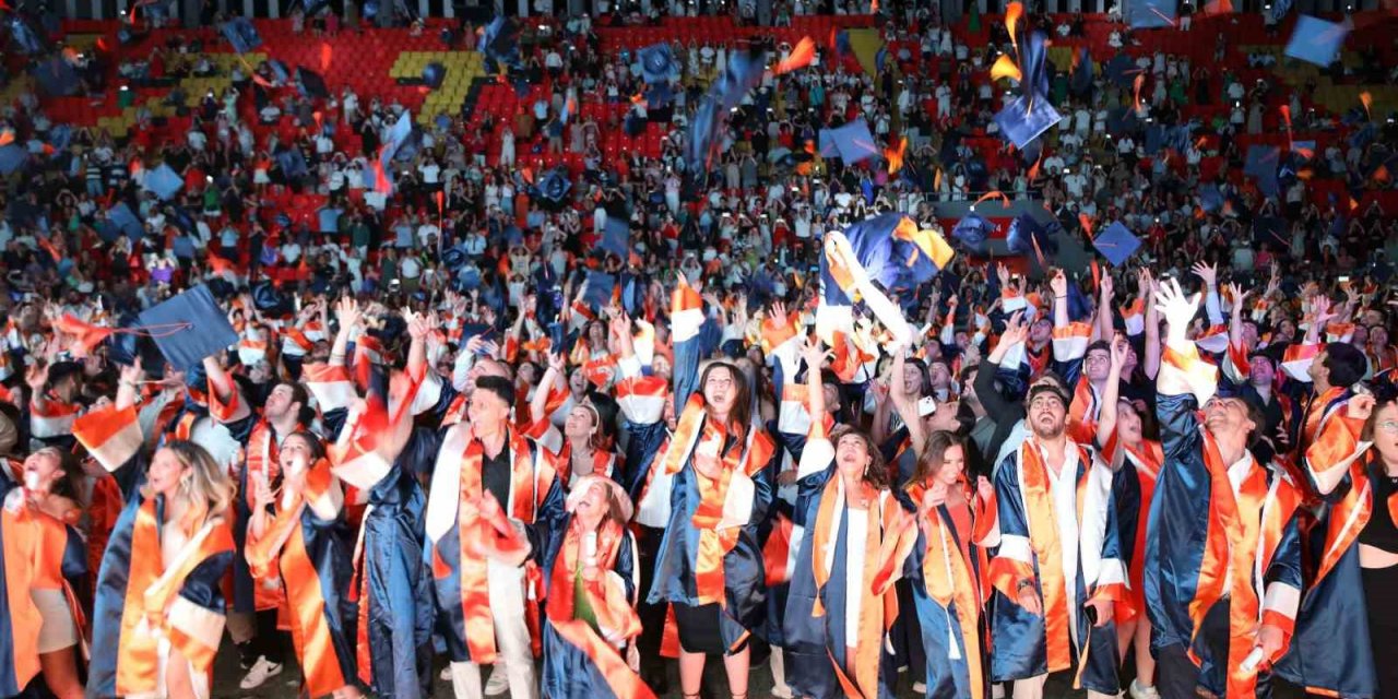 Statta unutulmaz mezuniyet: 10 bin kişinin önünde kep attılar