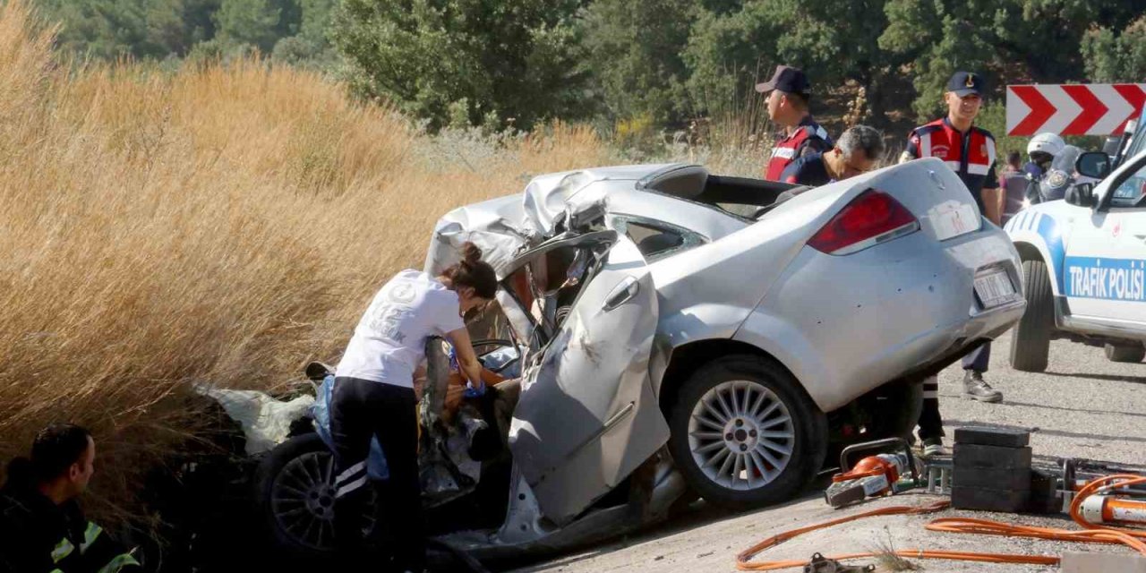 Tuğla yüklü tır ile otomobil çarpıştı: 2 ölü