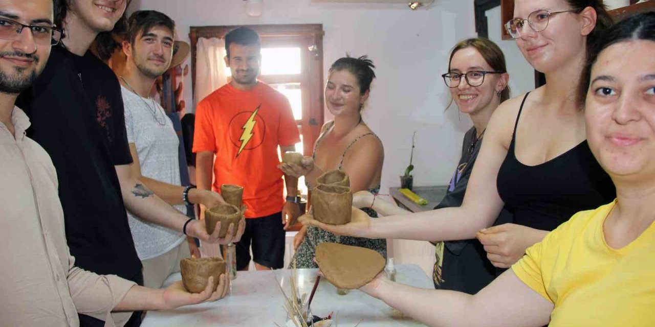 Yabancı öğrencilere toprak seramik kursu