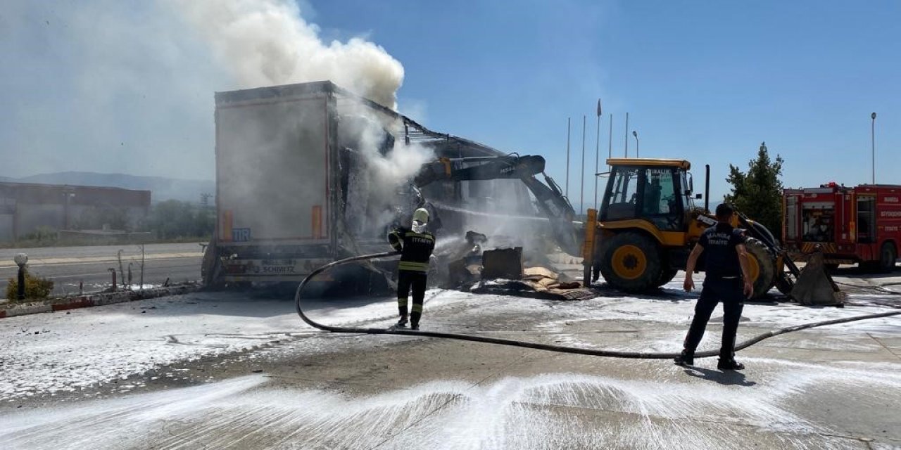 Seyir halindeki tırın lastikleri alev aldı
