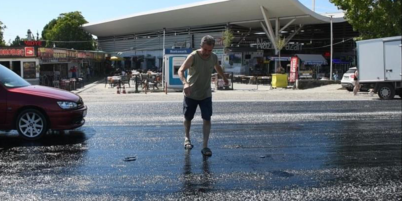 Kuşadası’nda terlikler asfalta yapıştı