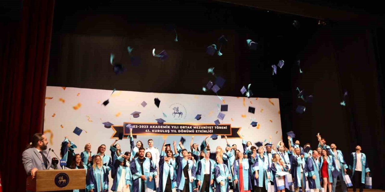 41’inci yaş gününde DEÜ’de mezuniyet coşkusu