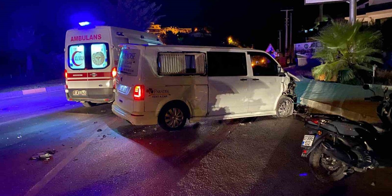 Fethiye’de minibüs İle kamyonet çarpıştı: 2 yaralı