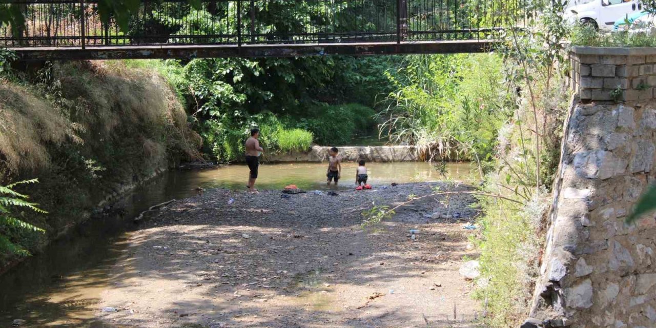 Sıcaktan bunalan çocuklar derede serinledi