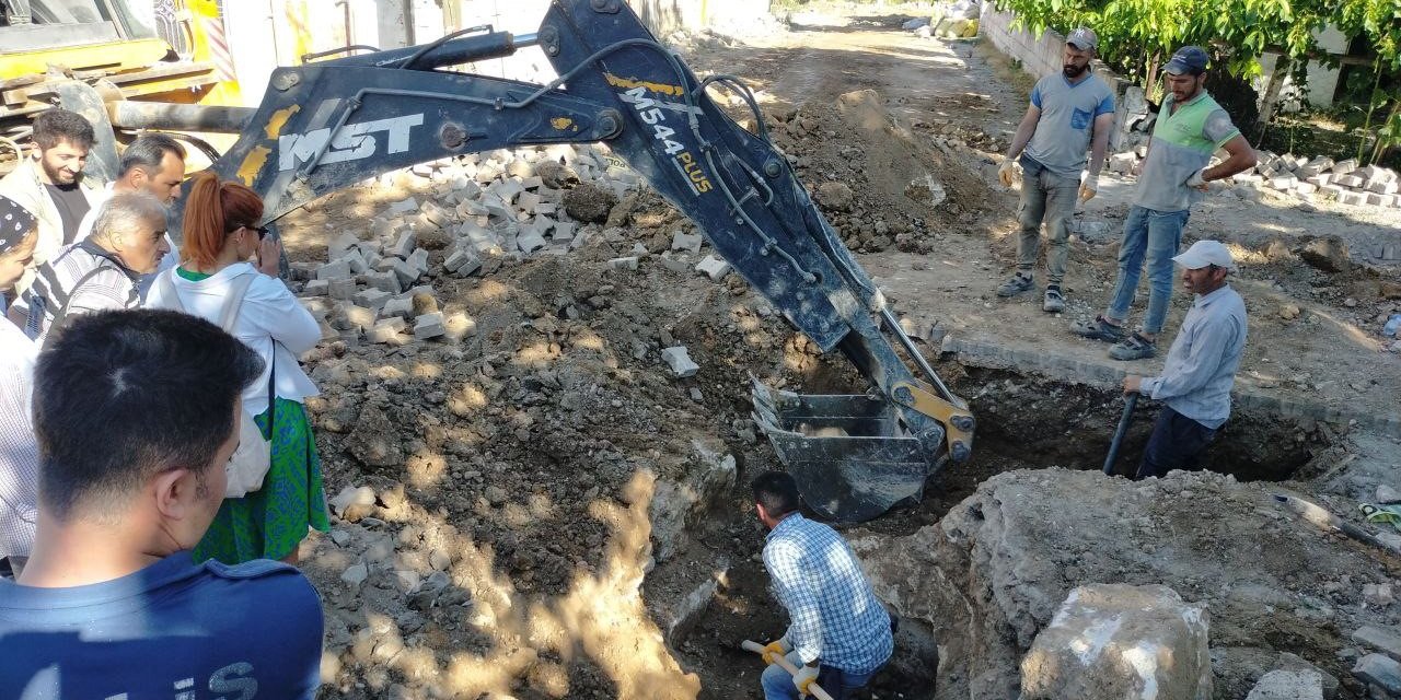 Doğal gaz kazısı yapan kepçenin bıçağına lahit takıldı