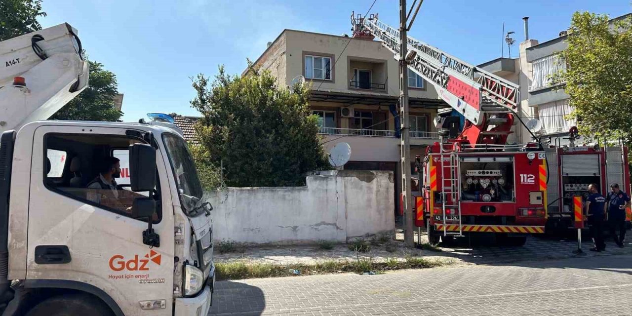 Akhisar’da evin çatısında çıkan yangın korkuttu