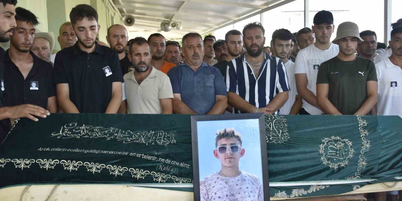 Tartıştığı kişiler tarafından kalbinden bıçaklanarak öldürülen genç toprağa verildi