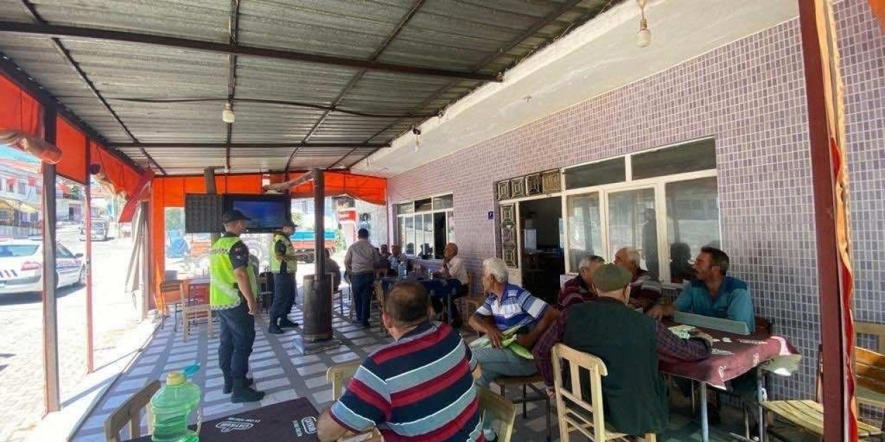 Jandarma ekipleri traktör sürücülerini bilgilendirdi