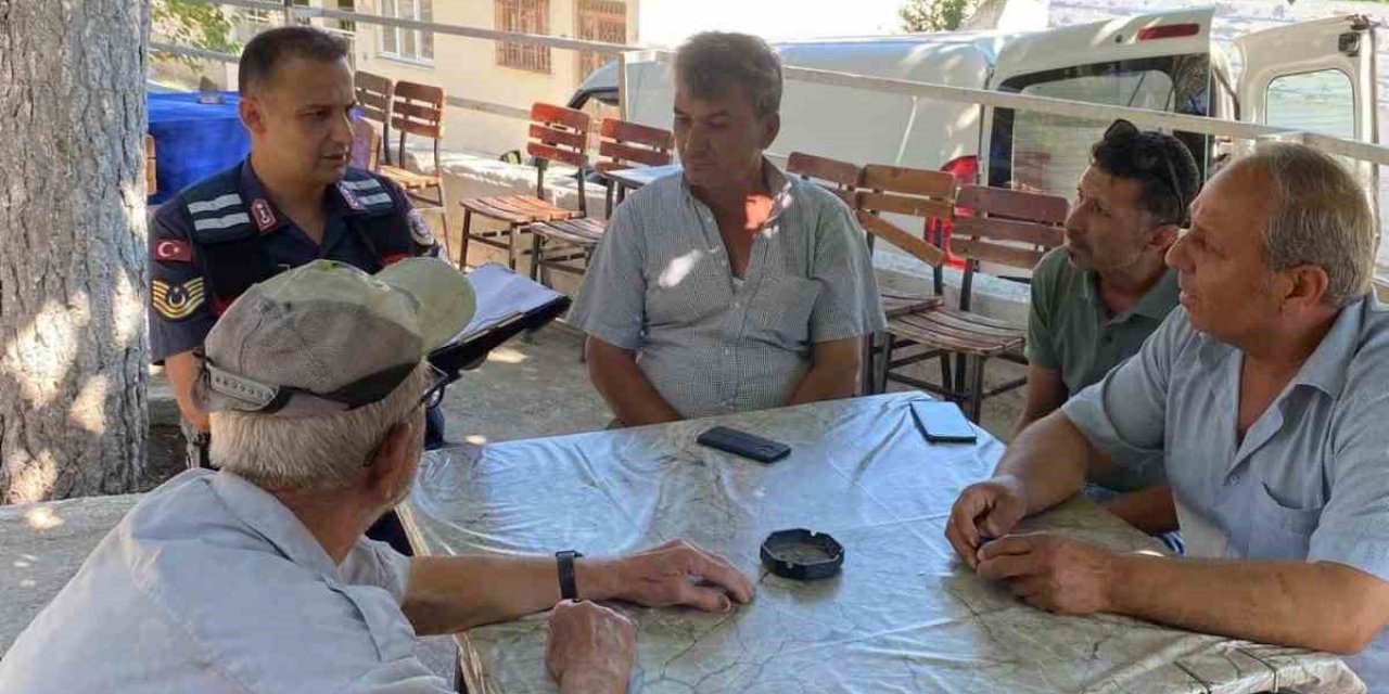 Vatandaşlar çeşitli konularda bilgilendirmeye devam ediyor